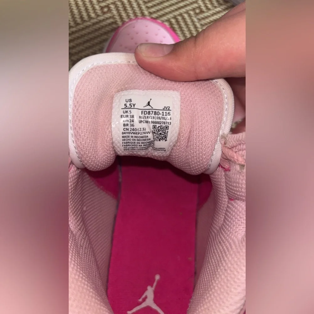 Nike Air Jordan White and Pink - Picture 5 of 9